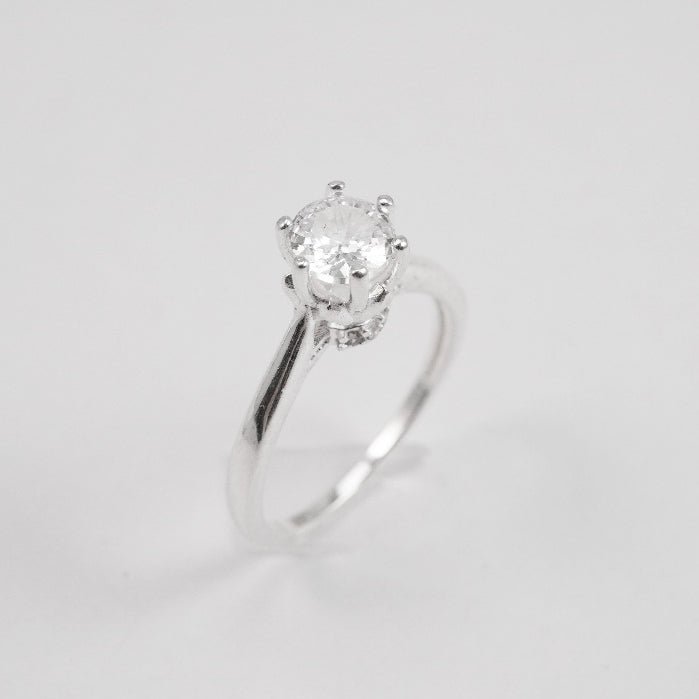 Flower-shaped Ring, viên đá tròn sáu chấu nhô cao như bông hoa