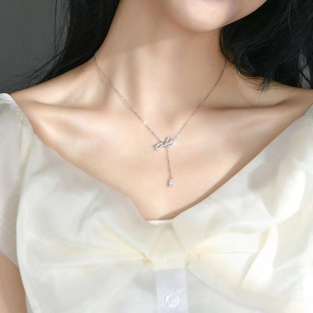 Teardrop-shaped Bow Necklace Silver