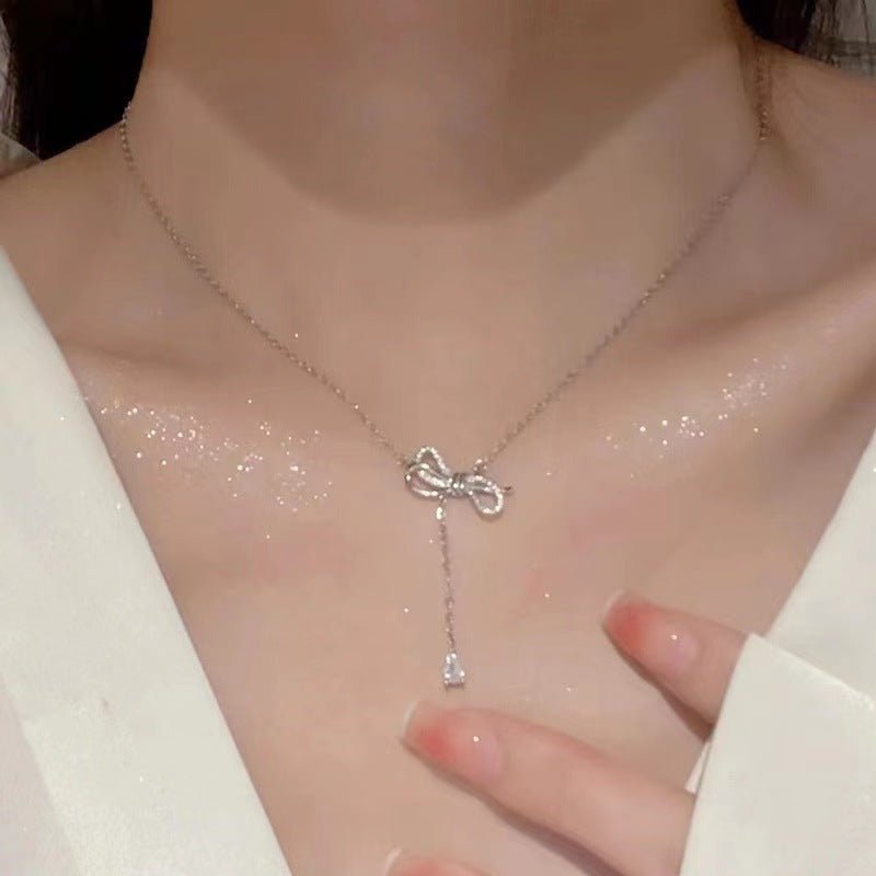 Teardrop-shaped Bow Necklace Silver