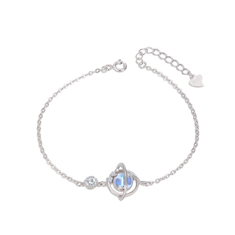 Planet Moonstone Bracelet Silver, dây xích mảnh gắn hành tinh là viên đá tròn ánh xanh có vành bao quanh