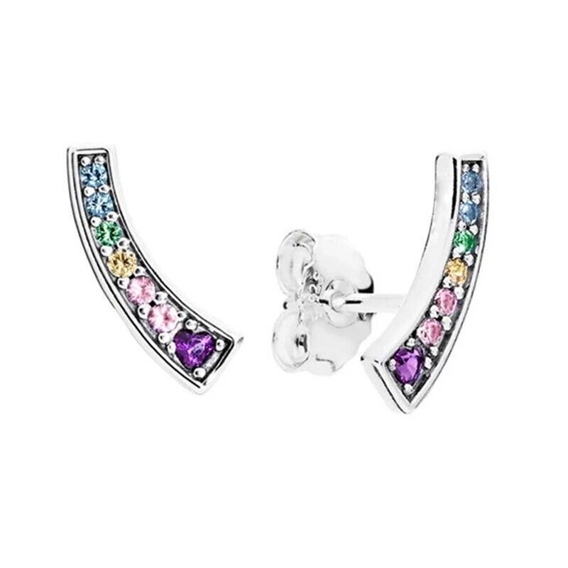 Colorful Crystal Rainbow Earrings, mỗi chiếc là vòng cung mảnh đính hàng đá nhiều màu chuyển dần