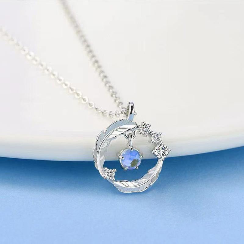 Sparkling Feather Necklace Silver Blue, mặt vòng tròn uốn từ một chiếc lông vũ