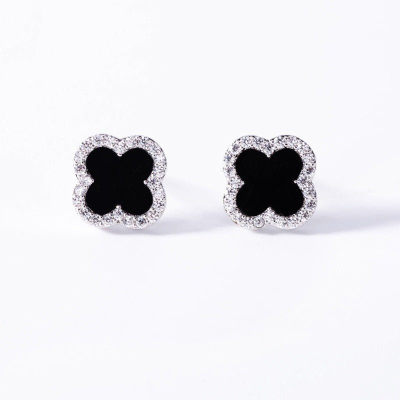 Four Leaf Jewelry Set Silver, mỗi chiếc bông tai là cỏ bốn lá nền đen viền hàng đá nhỏ