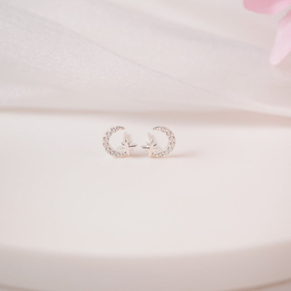 Crescent Moon Star Earrings Silver, mỗi chiếc là vầng trăng khuyết viền đá nhỏ ôm một ngôi sao nhỏ