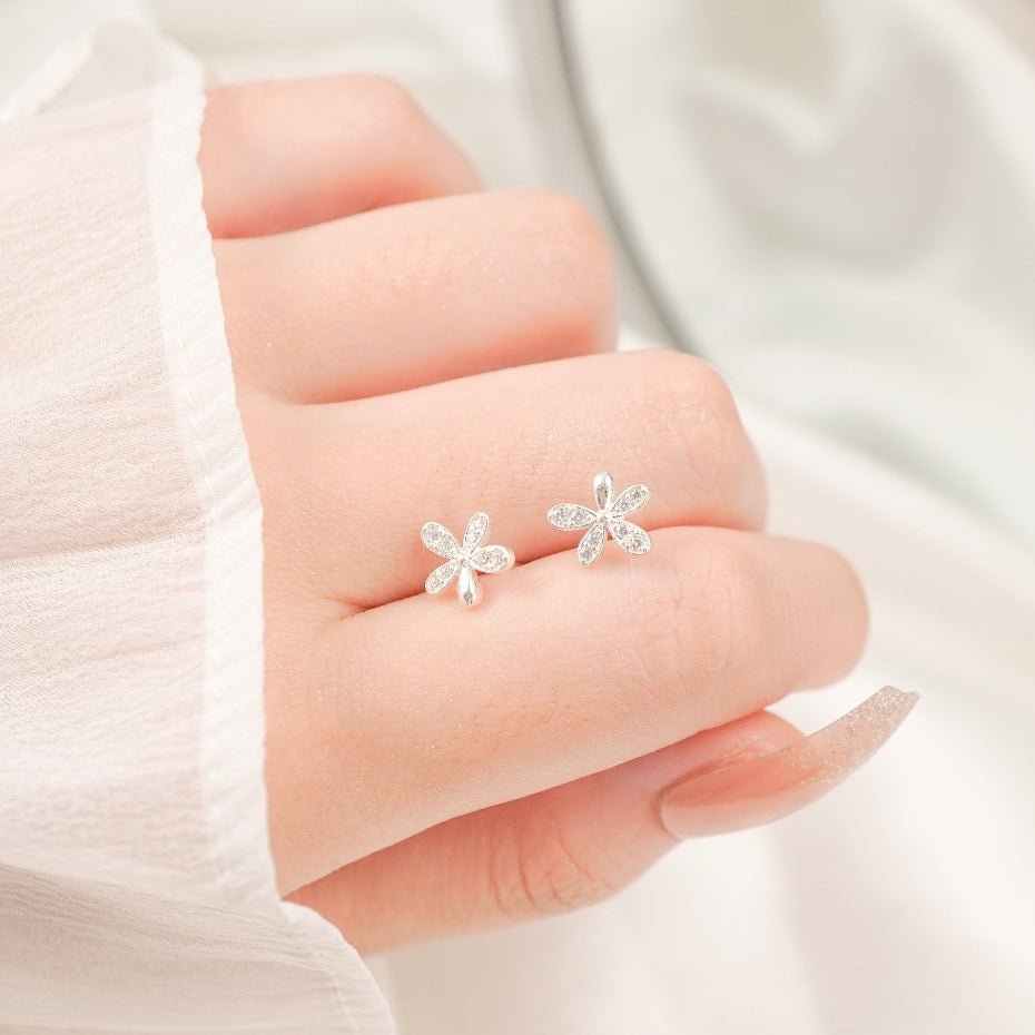 Small Daisies Earrings Silver, mỗi chiếc là bông hoa nhỏ với cánh là các viên đá dài xếp quanh tâm