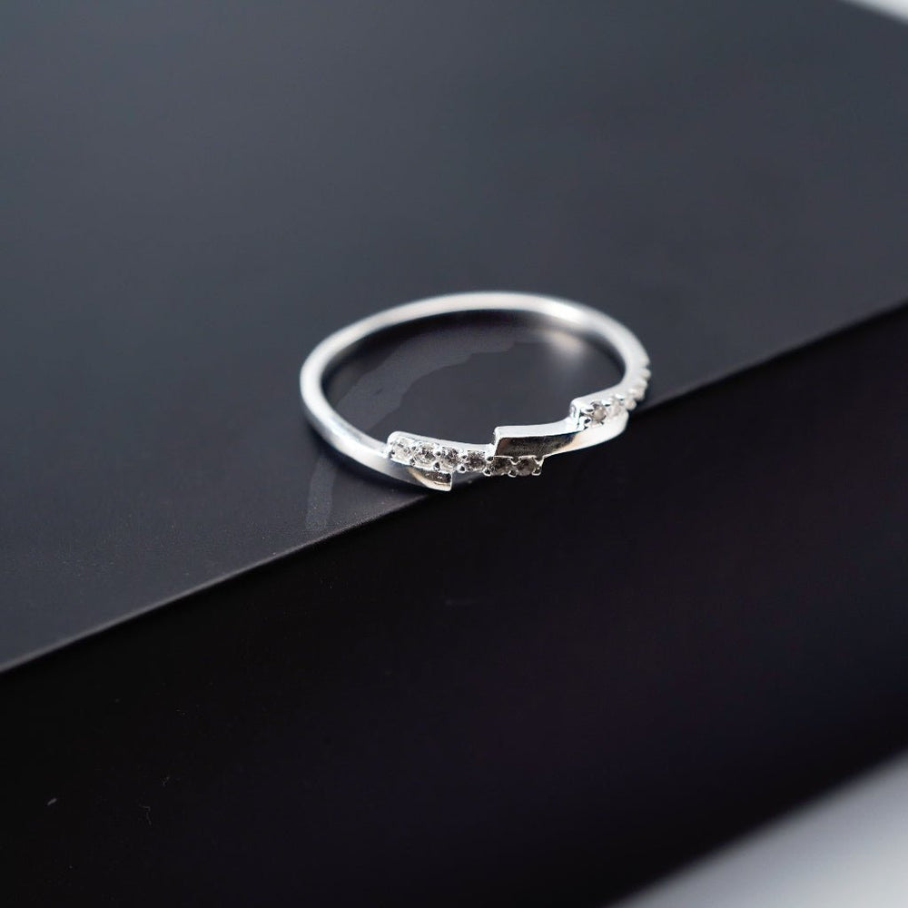 Shiny Crystal Ring Silver, đai mảnh có một đoạn gấp khúc kiểu bậc thang đính hàng đá nhỏ