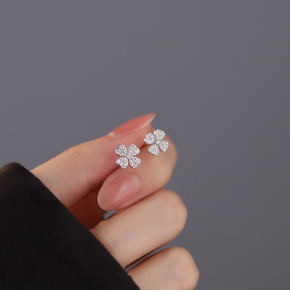 Heart Four Leaf Earrings Silver, mỗi chiếc là cỏ bốn lá nhỏ
