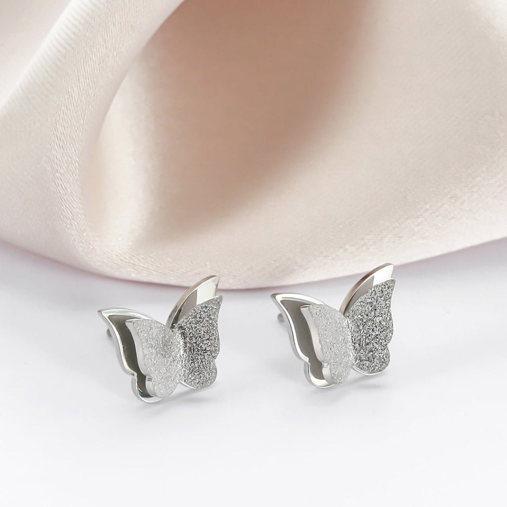 Charming Butterfly Earrings Silver, mỗi chiếc là con bướm nhỏ hai cánh xòe