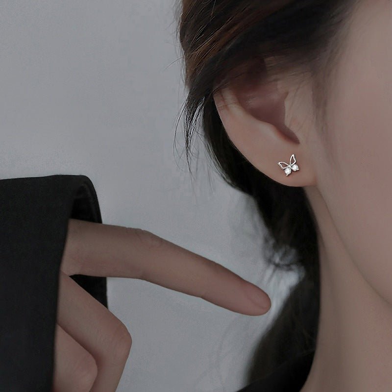 Stone Butterfly Earrings Silver, mỗi chiếc là con bướm nhỏ đính đá