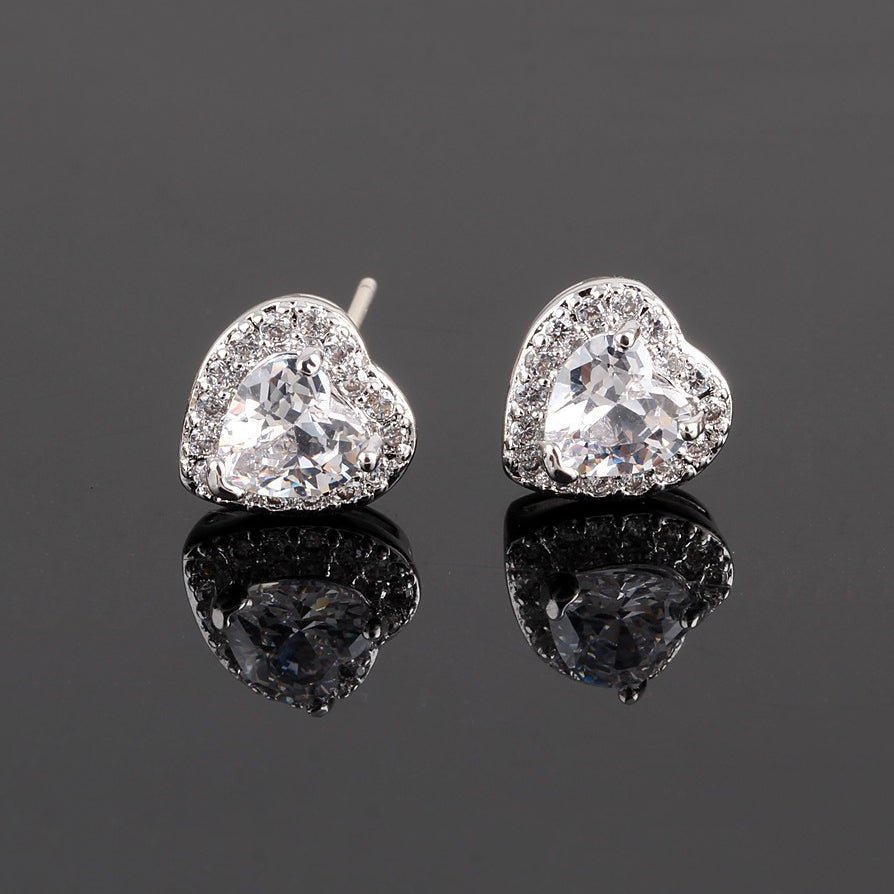 Stone Heart Earrings Silver, mỗi chiếc là một viên đá trắng lớn hình trái tim
