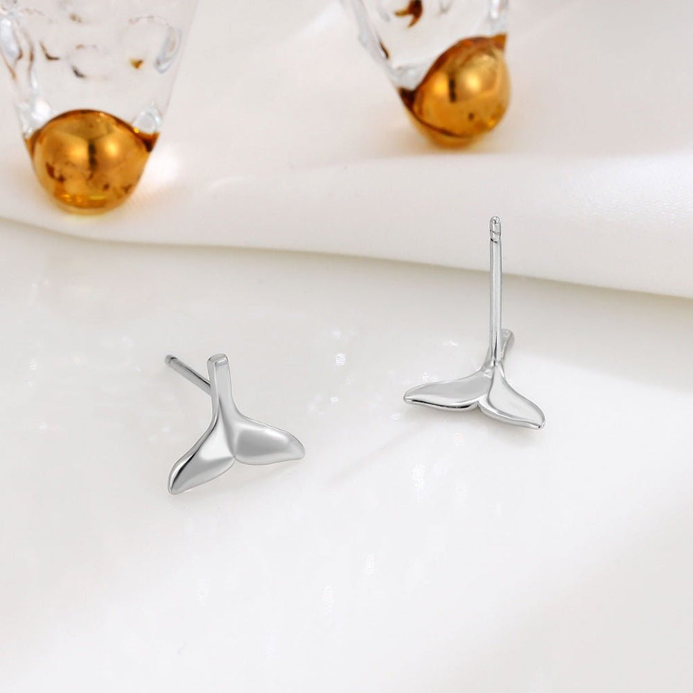 Whale Fish Tail Earrings Silver, mỗi chiếc là đuôi cá voi trơn bóng