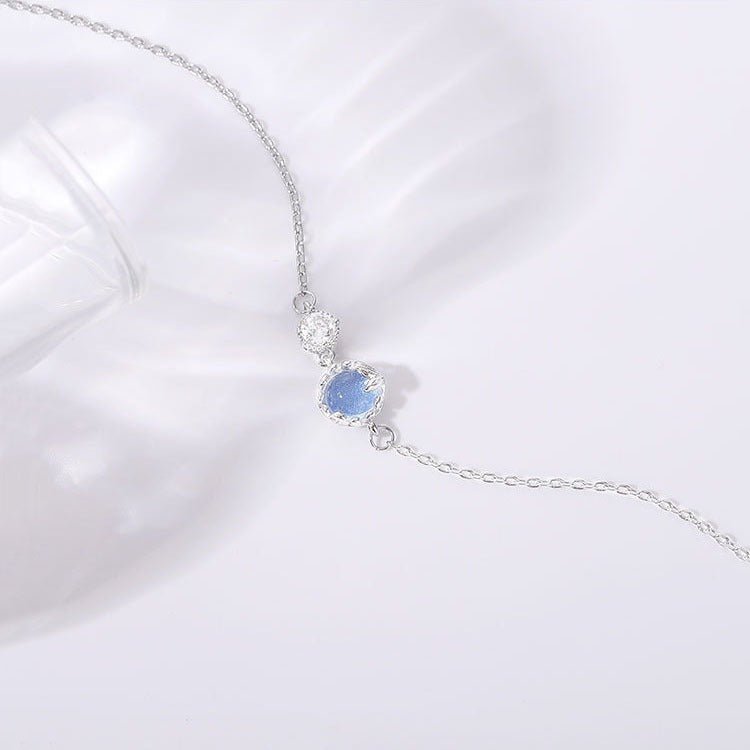 Moonstone Mermaid Bracelet Silver, dây xích mảnh gắn viên đá tròn xanh dương
