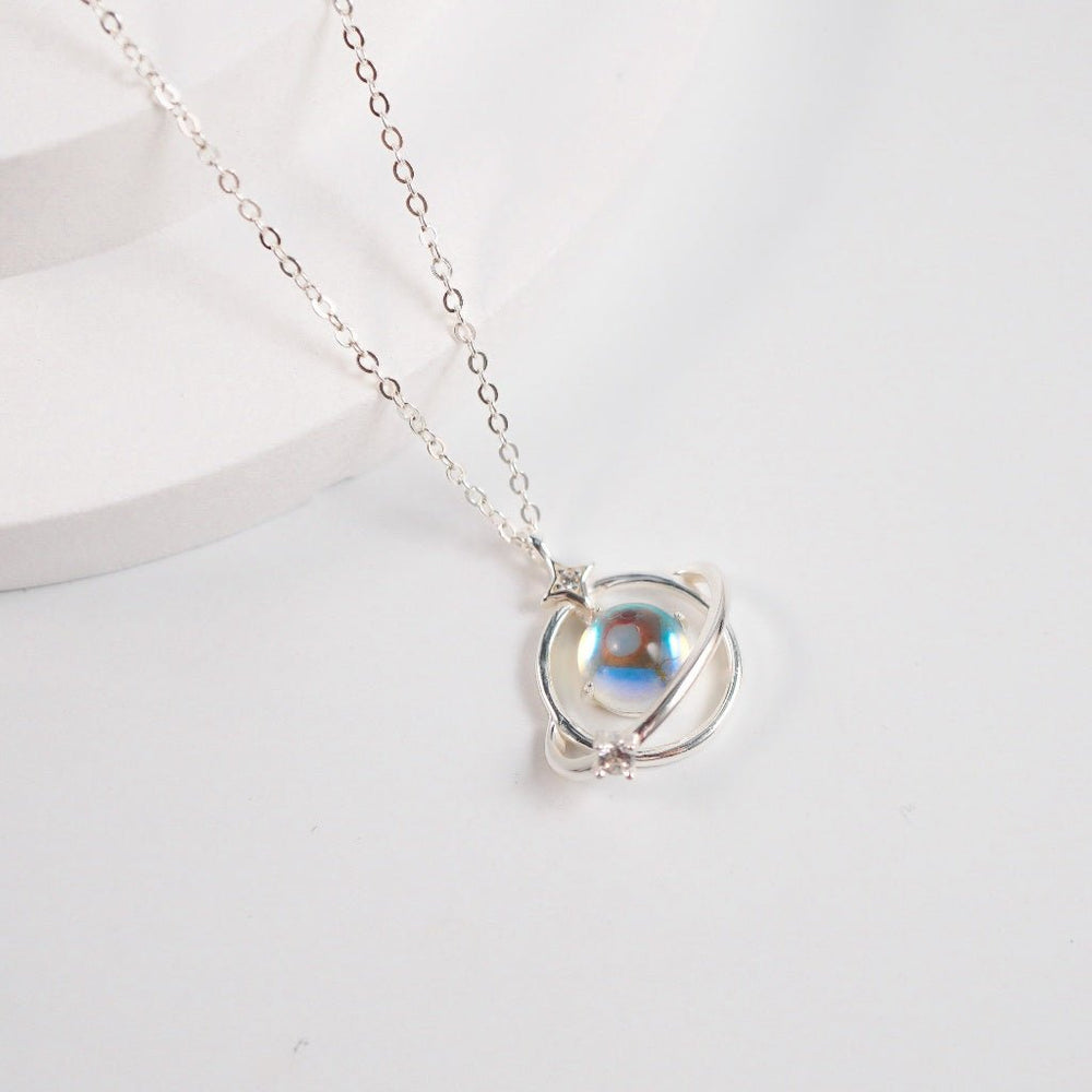 Crystal Ball Moonstone Necklace Silver, mặt quả cầu ánh cầu vồng lồng trong vòng tròn mảnh như hành tinh