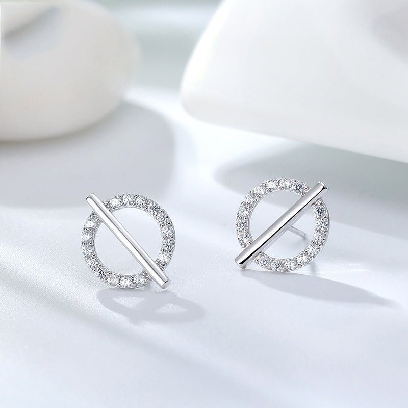 Alta Hoop Earrings Silver, mỗi chiếc là vòng tròn viền đá nhỏ có thanh trơn vắt chéo ngang qua