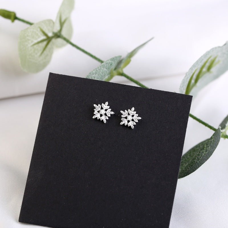 Snowflake Stud Earrings Silver, mỗi chiếc là bông tuyết sáu nhánh nhỏ