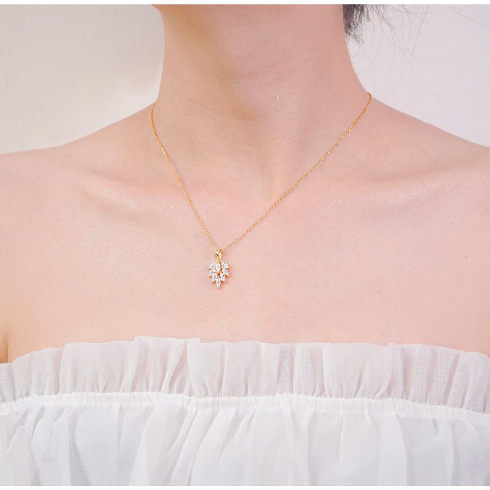 Crystal Leaf Clavicle Necklace Gold