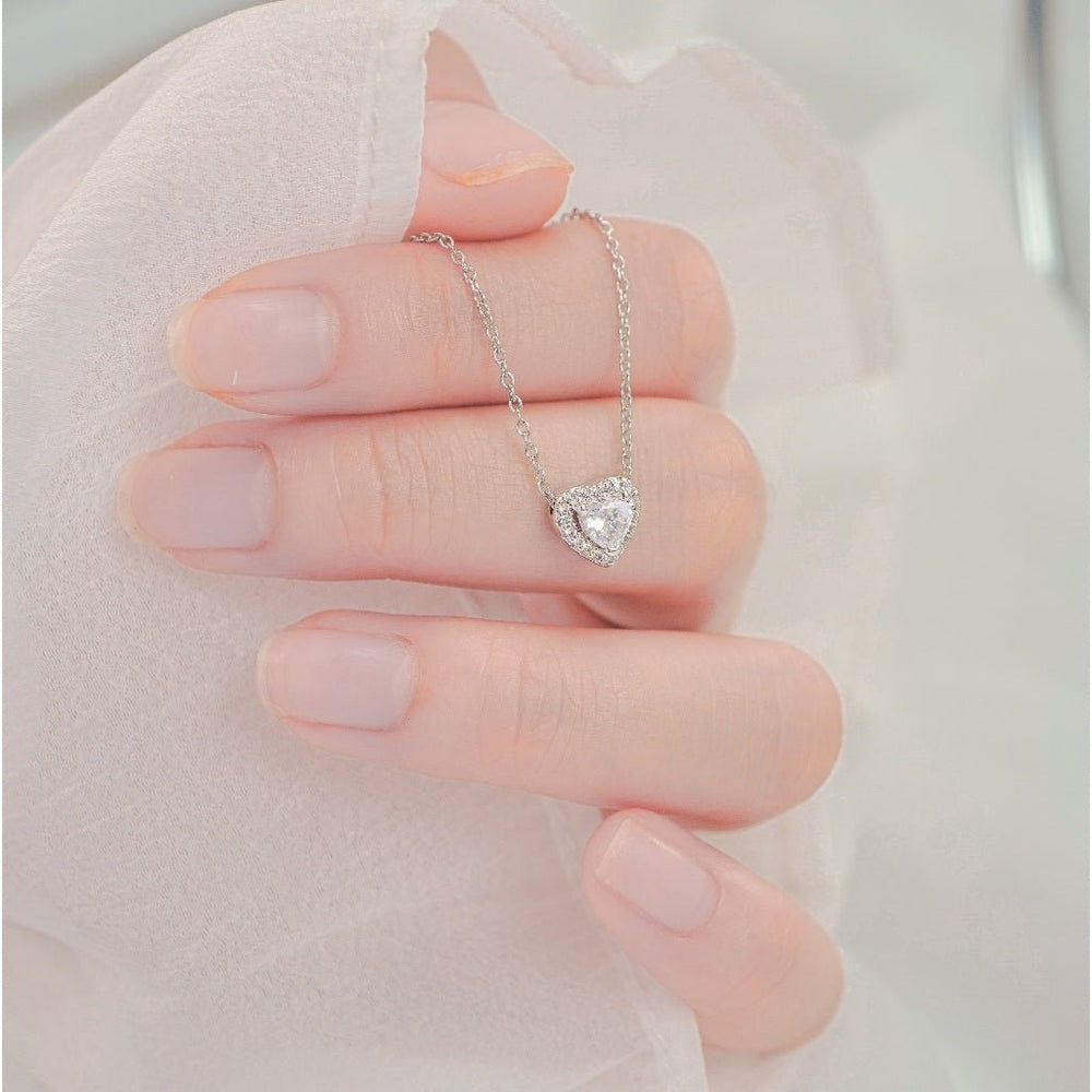 Elevated Heart Necklace Silver, mặt một viên đá trái tim viền quanh vòng đá nhỏ