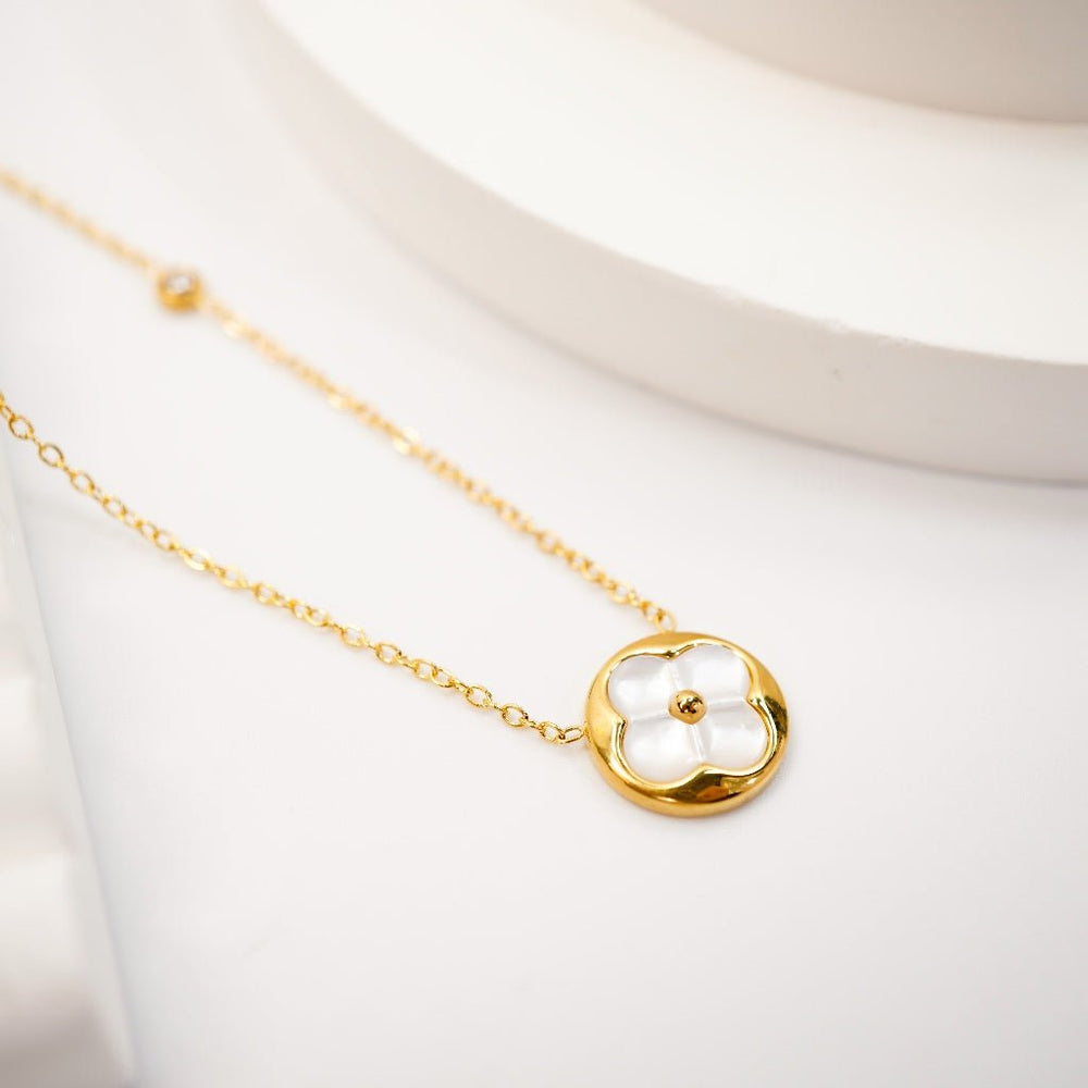 Four Leaves Round Necklace White
