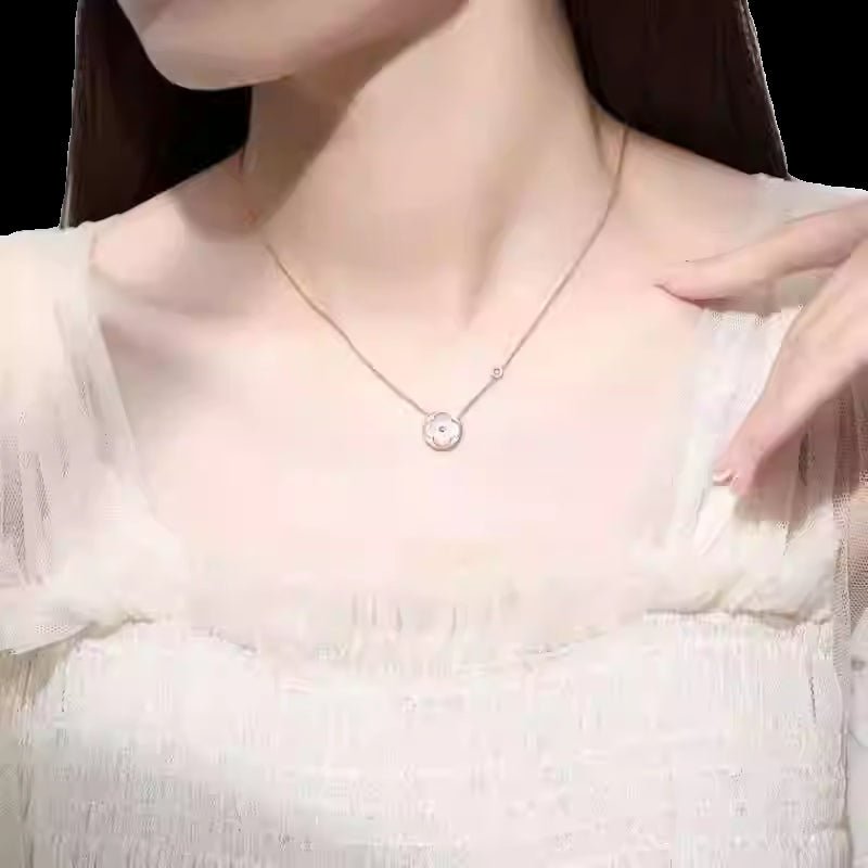 Four Leaves Round Necklace White