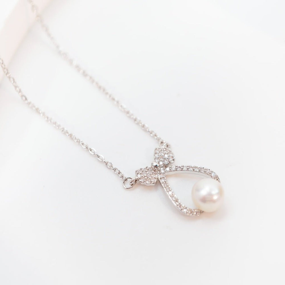 Pearl Bow Necklace Silver, mặt nơ viền đá uốn vòng