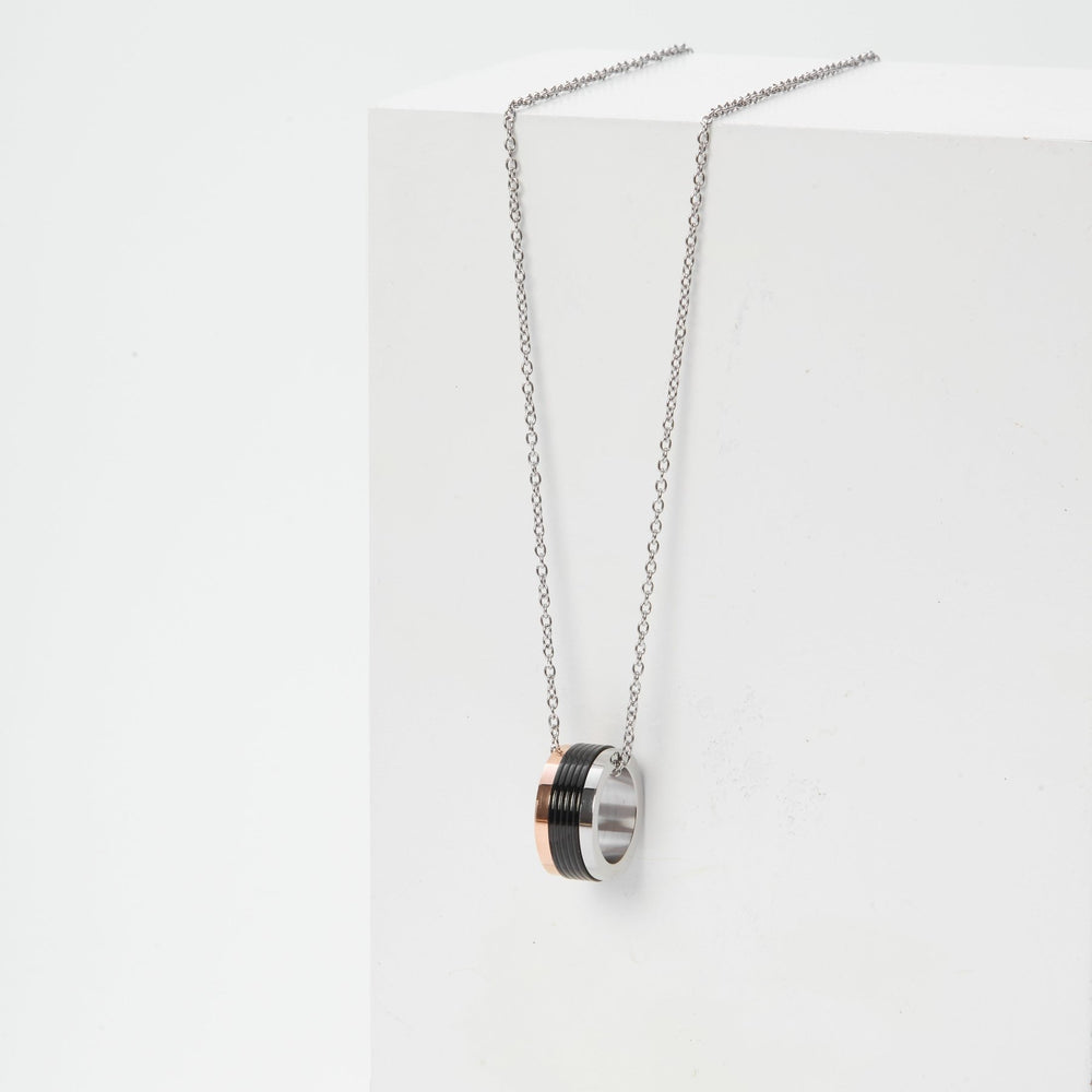 Lyz & Liam Blast Galaxy Necklace, mặt dây hình ống tròn có đai đen ở giữa