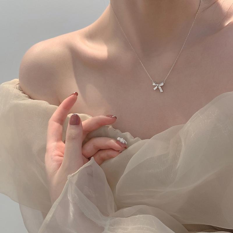 Bow Necklace Silver